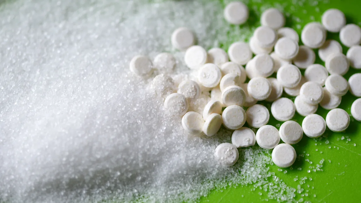 Beides nicht besonders gesund: Süßstoff und Haushaltszucker.