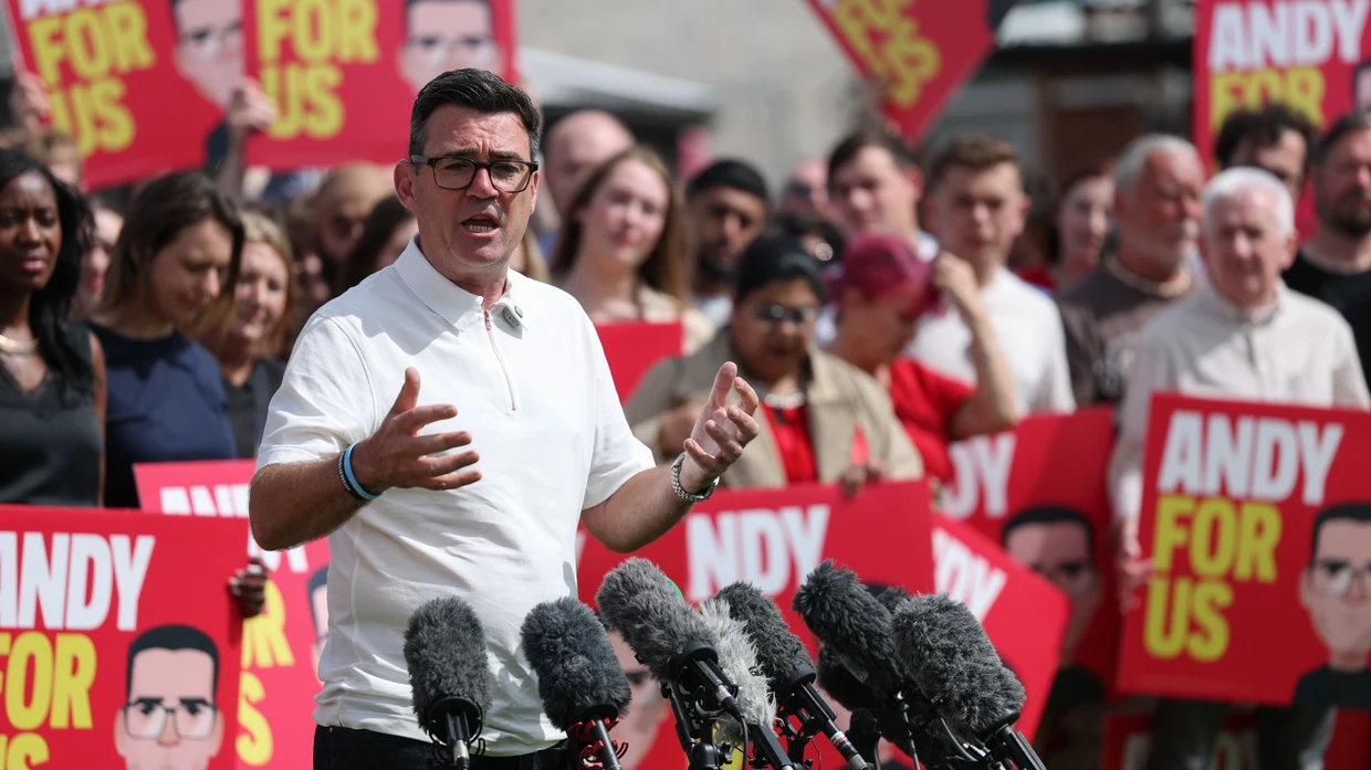 Andy Burnham spricht zu seinen Unterstützern nach seinem Sieg in der Nachwahl am 19. Juni