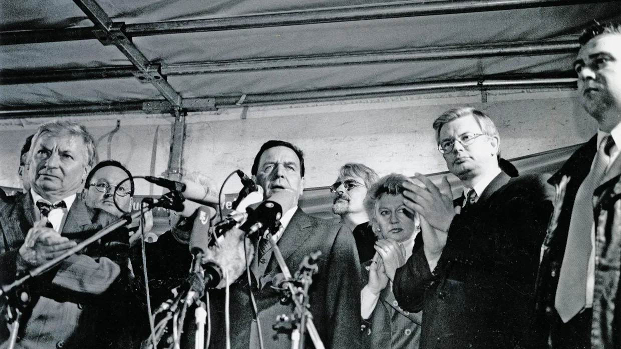 Sie versuchen, den „Holzmännern“ Hoffnung zu machen: Konzernbetriebsratsvorsitzender Jürgen Mahneke, Bundeskanzler Gerhard Schröder, Oberbürgermeisterin Petra Roth und Ministerpräsident Roland Koch (von links)