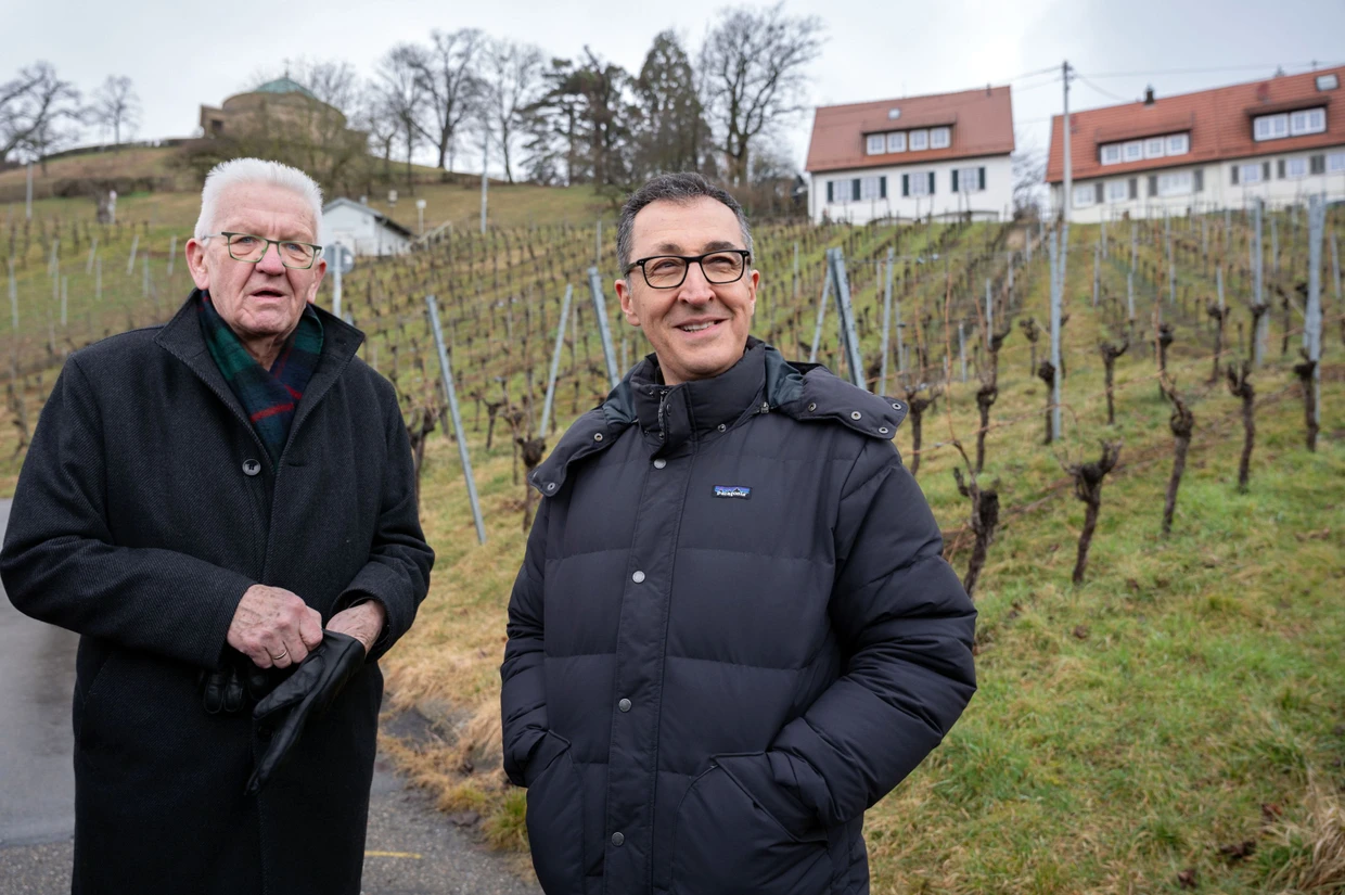 Ministerpräsident Kretschmann und Spitzenkandidat Özdemir wandern Mitte Februar durch die Weinberge von Uhlbach.