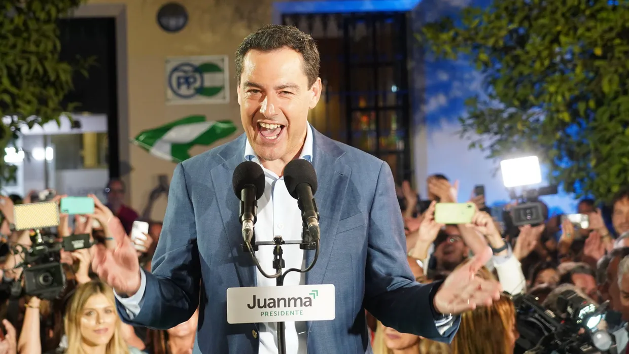 Juanma Moreno, der Vorsitzende der andalusische PP, feiert den Sieg der Konservativen bei der Regionalwahl am 19. Juni.