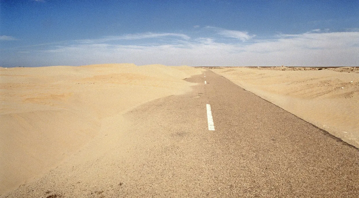 Westsahara, Straße mit Sandverwehungen nahe Tarfaya