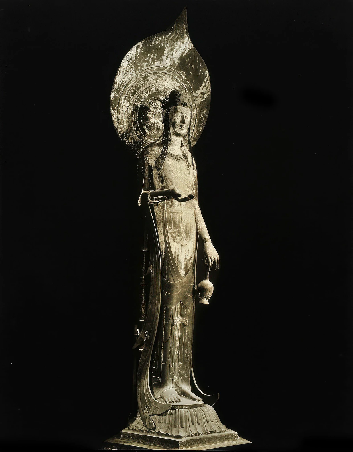 El Kudara Kannon se encuentra en el templo Horyu-ji y encanta a sus espectadores.