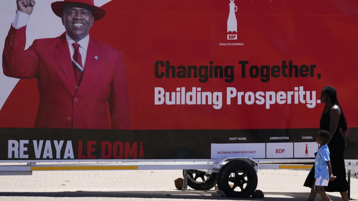Ein Wahlplakat des Präsidenten von Botswana, Masisi, in Gaborone