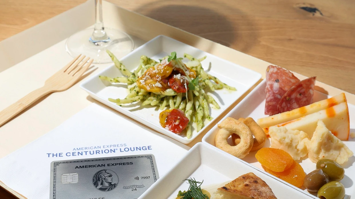 Der Kreditkartenanbieter American Express unterhält auch 32 eigene Flughafen-Lounges. In Europa sind diese aber rar gesät.