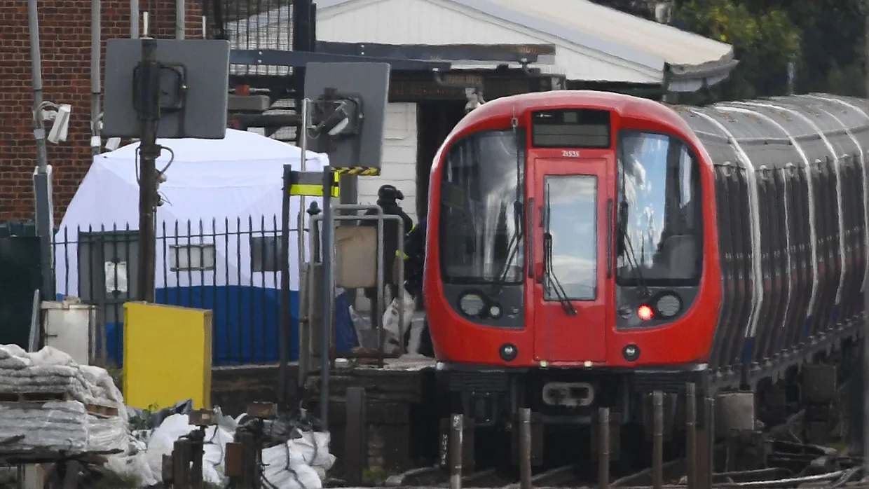 In einem U-Bahn-Zug in London wurden am Freitag mehrere Menschen durch einen Sprengsatz verletzt.