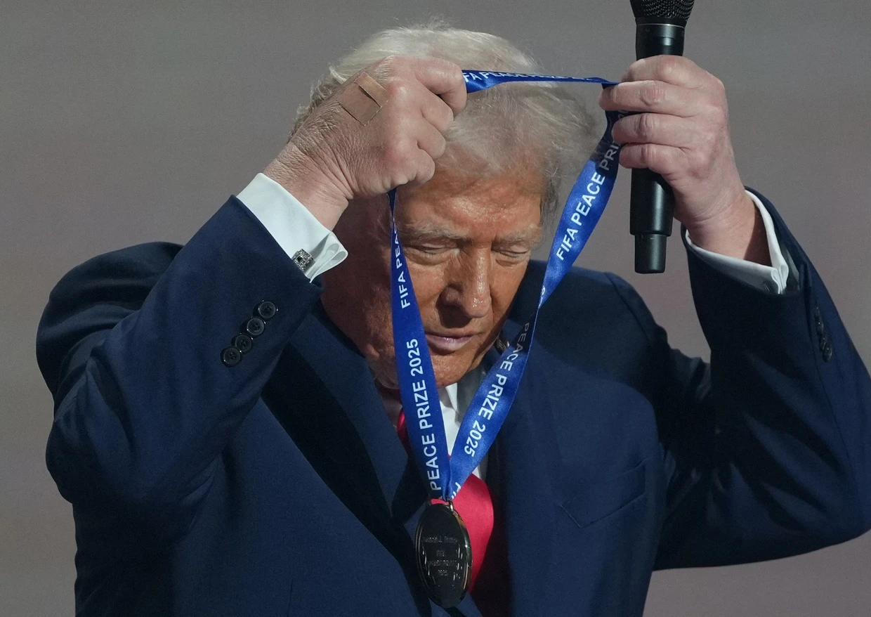 Trump hängte sich die Medaille für den „Friedenspreis“ selbst um den Hals.