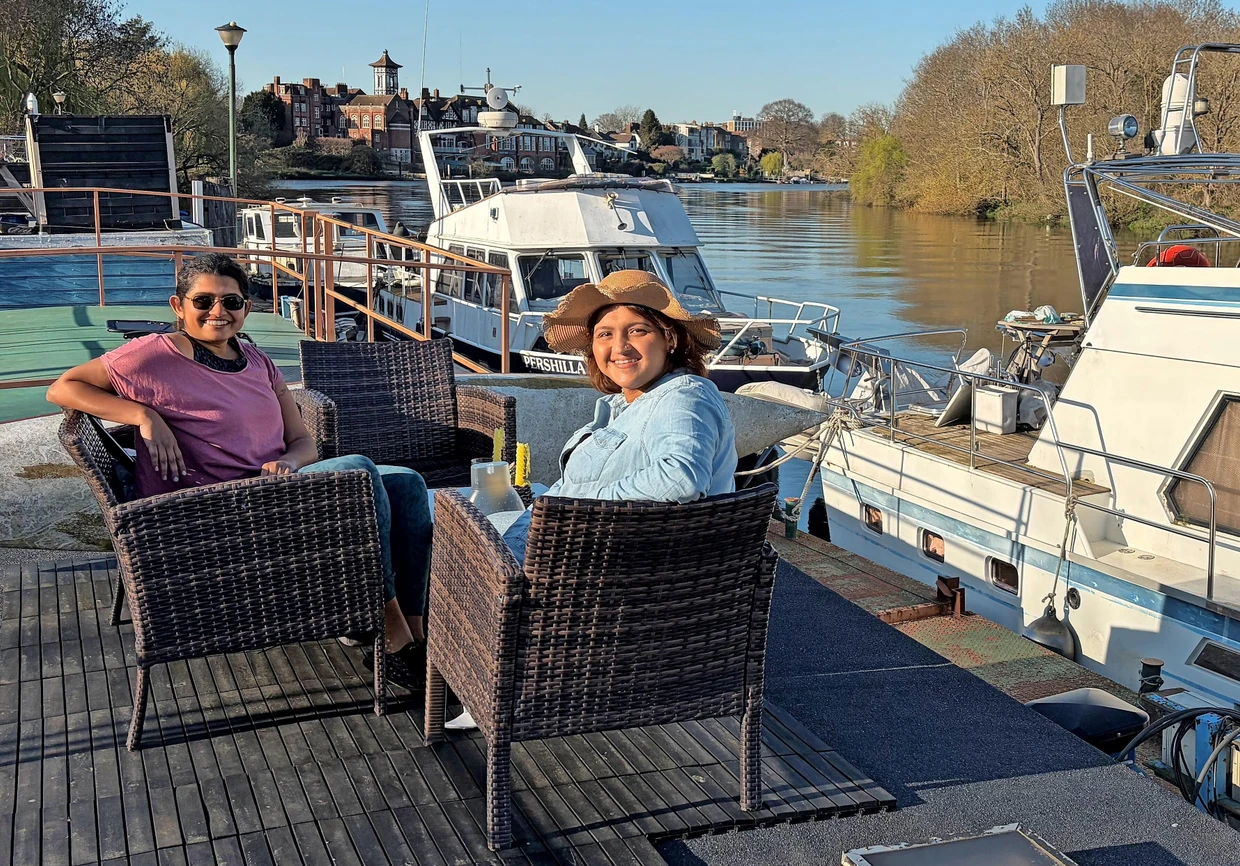 Celine (links) und eine Freundin genießen nach dem Winter die Sonne an Deck.