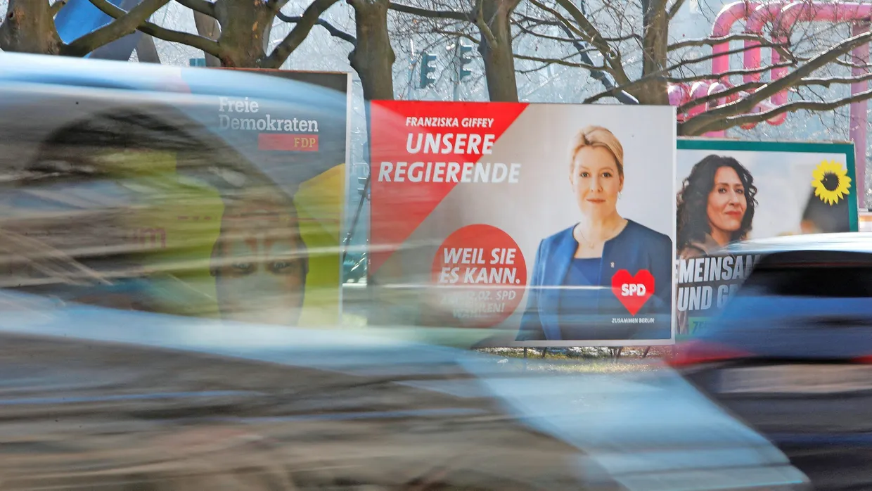 Wahlplakate in Berlin, ausnahmsweise noch nicht zerstört
