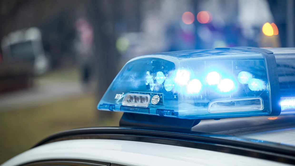Blaulicht leuchtet auf einem Einsatzfahrzeug der Polizei (Symbolbild)