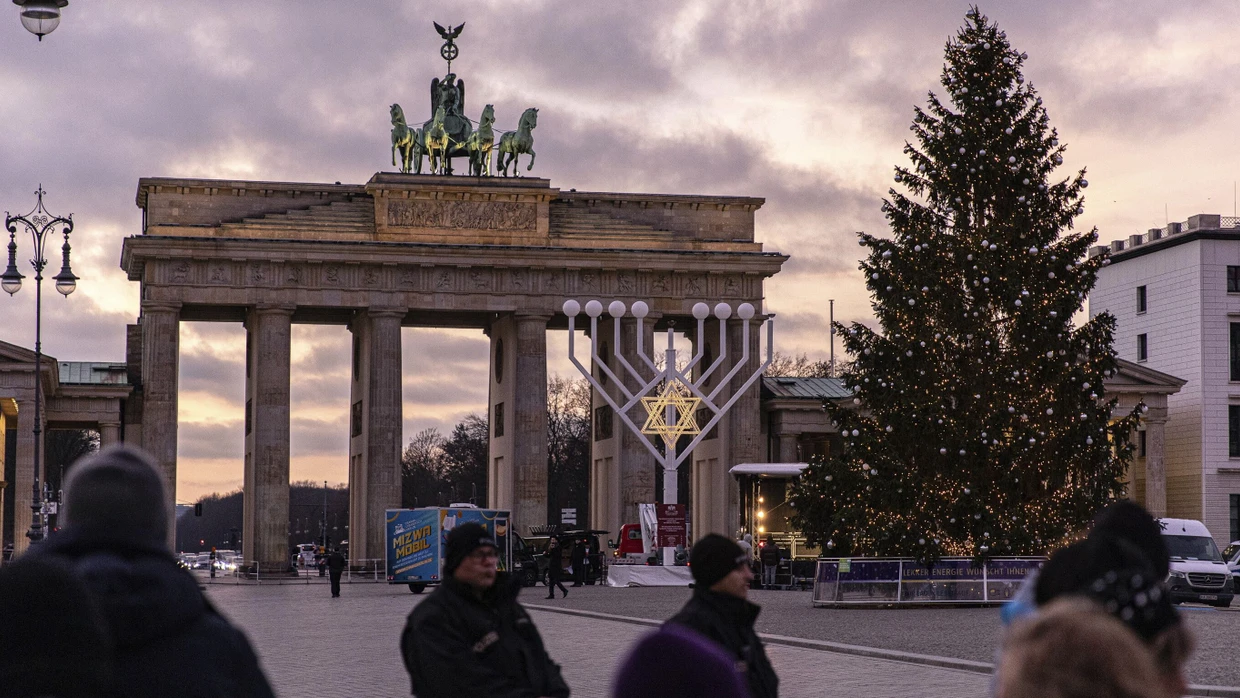 Ein Chanukka-Leuchter und ein Weihnachtsbaum vor dem Brandenburger Tor.