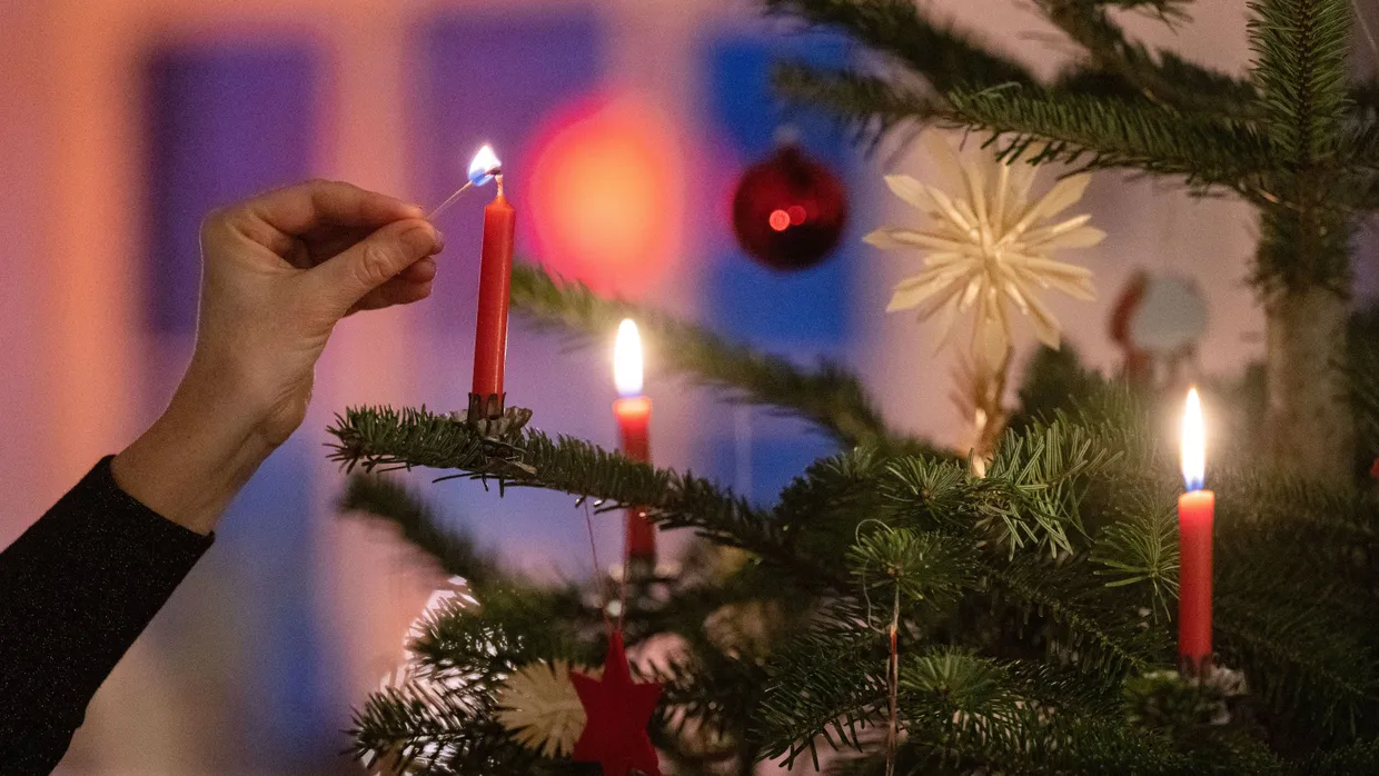 Am Weihnachtsbaume die Lichter brennen: Für viele Familien ist dieser Moment ein Höhepunkt der Feiertage.