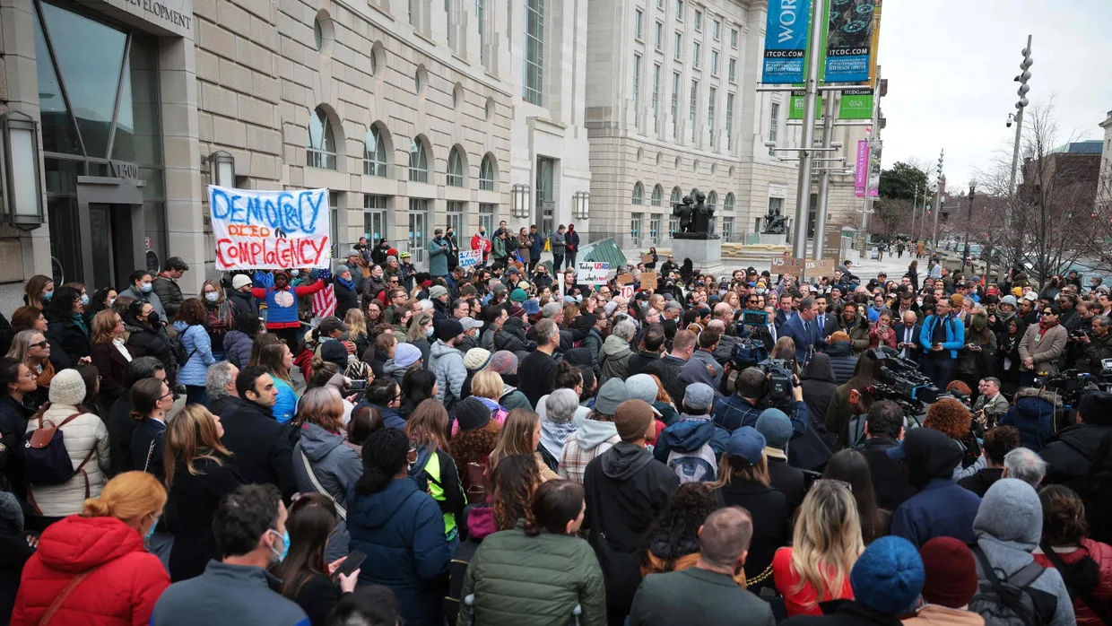 Demonstranten am Montag vor dem USAID-Büro