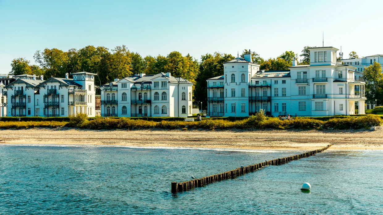 Wie Perlen auf der Schnur: Die meisten Logierhäuser am Strand, ursprünglich rötlich-beige gekalkt, sind saniert. Die luxuriösen Eigentumswohnungen sind verkauft. Doch bei viele andere Villen hat sich noch nichts getan.