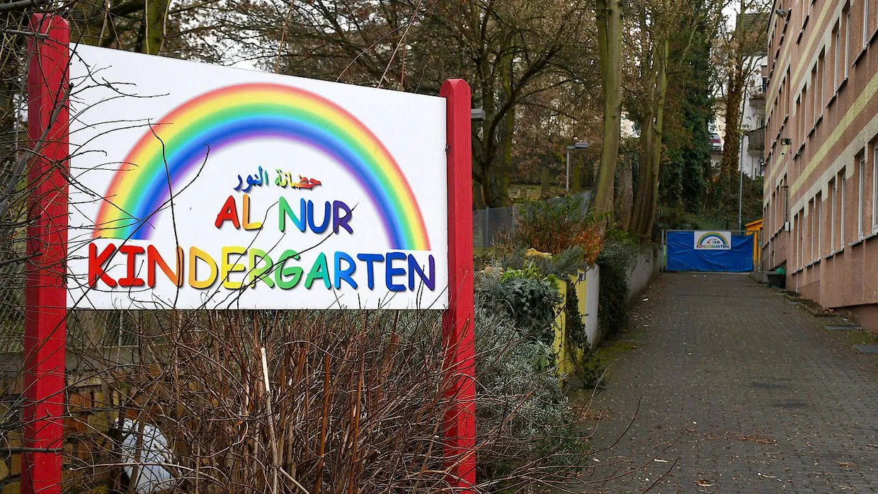Ende der muslimischen Kita: Tafel weist auf den Eingang des Al-Nur-Kindergartens.