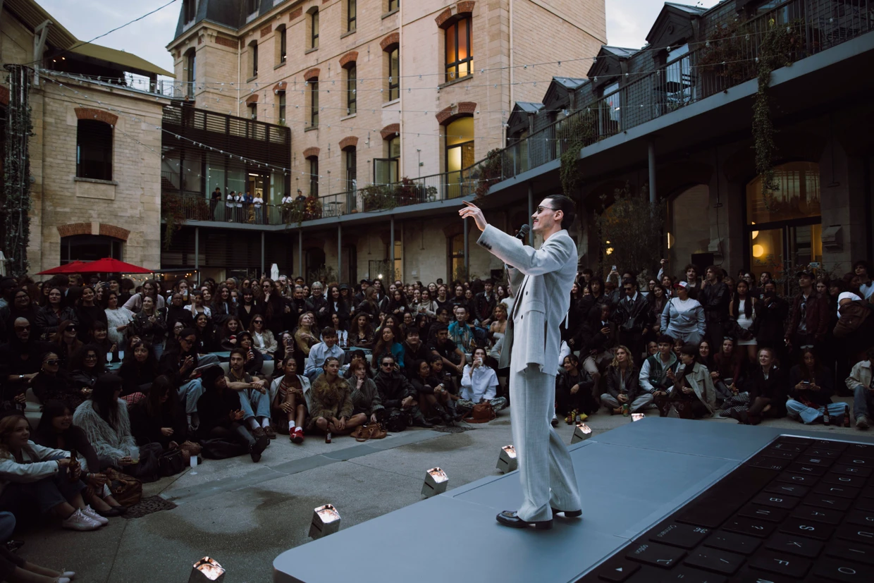 Elias Medini, der Erfinder der „La WatchParty“, in Paris auf der Bühne während der Schau von Saint Laurent. Medini hatte keine Einladung zur Show, also organisierte er spontan eine öffentliche Watch Party.