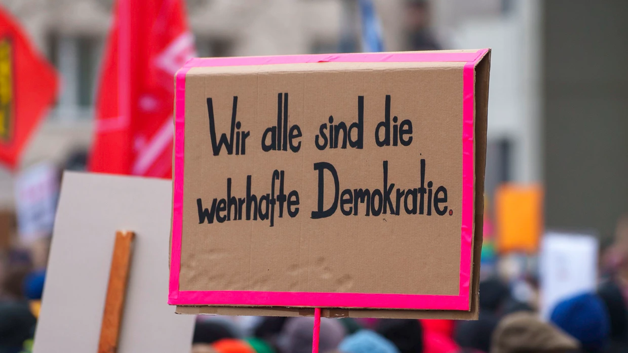 Nicht nur die AfD fordert das Konzept der wehrhafte Demokratie dieser Tage heraus.
