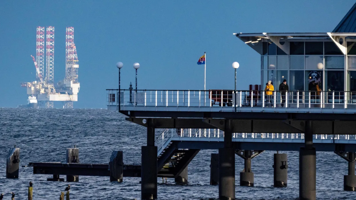 Gefährdete Ostseeidylle: Blick vom Seebad Heringsdorf auf eine Bohrplattform in der Ostsee im Jahr 2024
