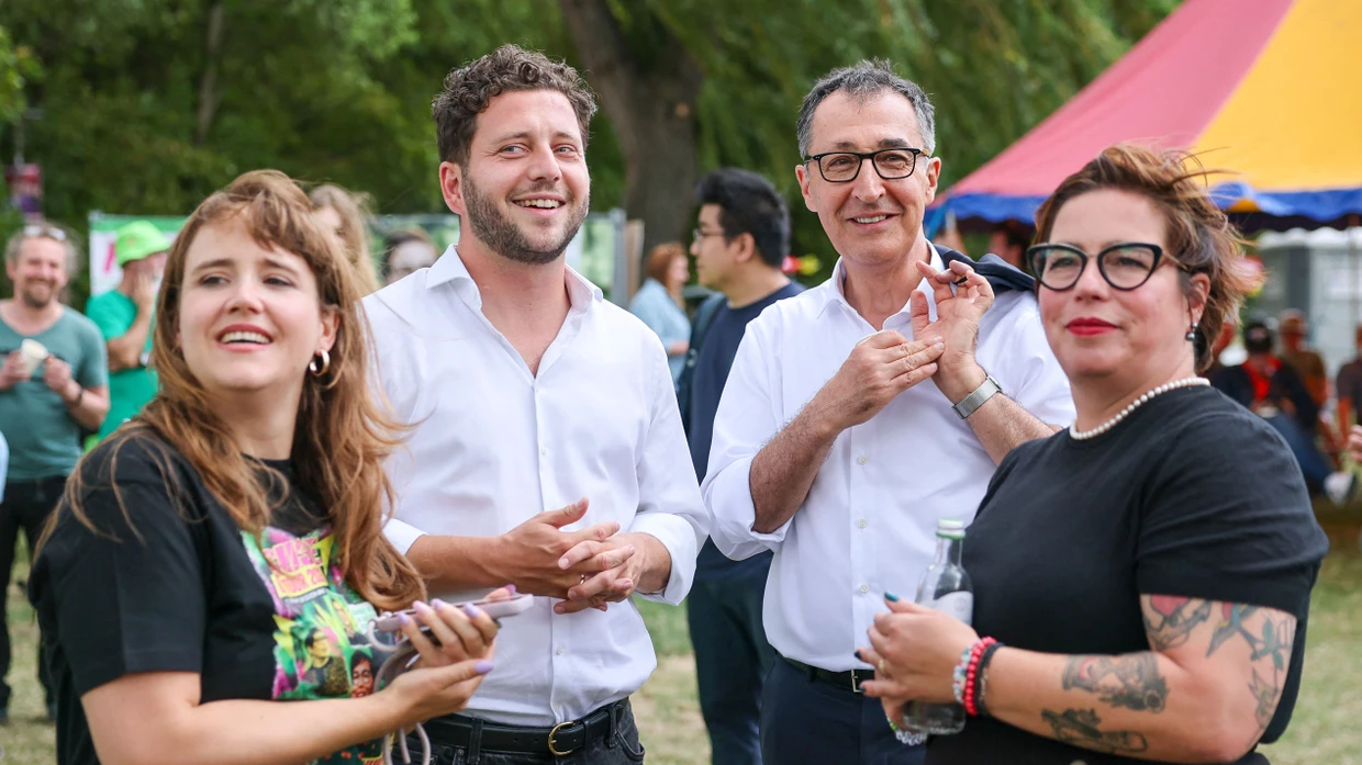Ricarda Lang, Felix Banaszak, Cem Özdemir und Susan Sziborra-Seidlitz beim Wahlkampfabschluss der Grünen am 4. September in Halle (Saale)