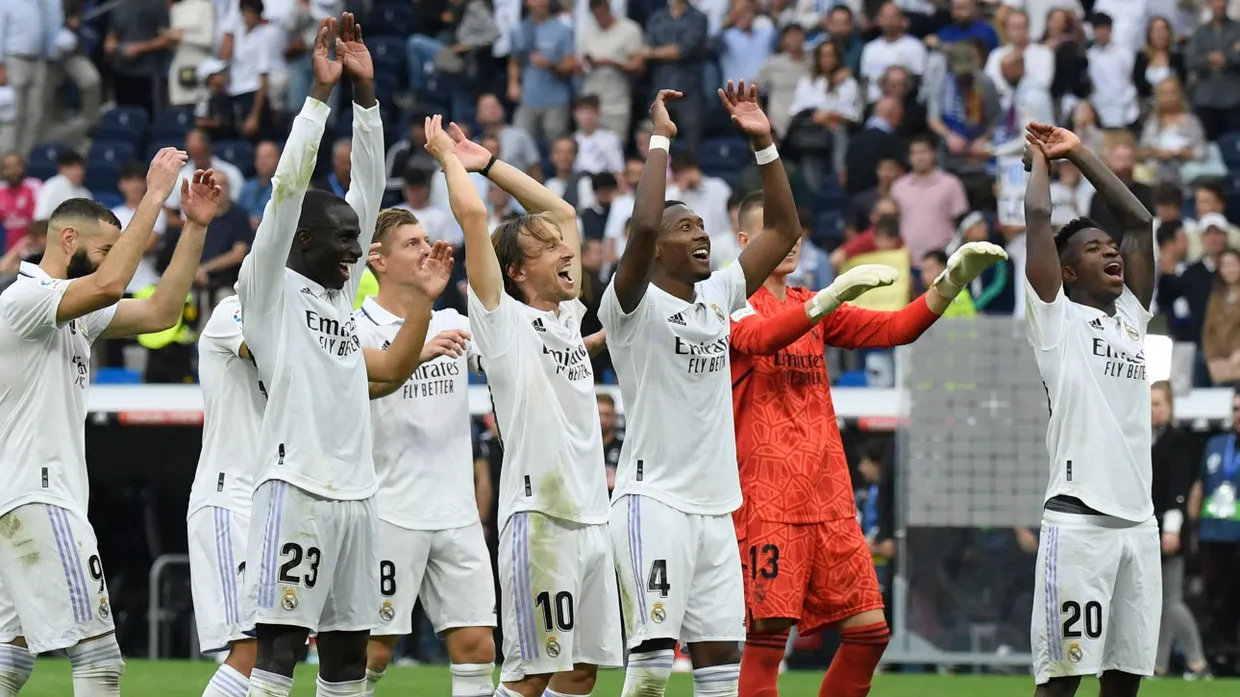 Das weiße Ballett bei der Jubel-Welle: Real Madrid setzt sich gegen den FC Barcelona durch