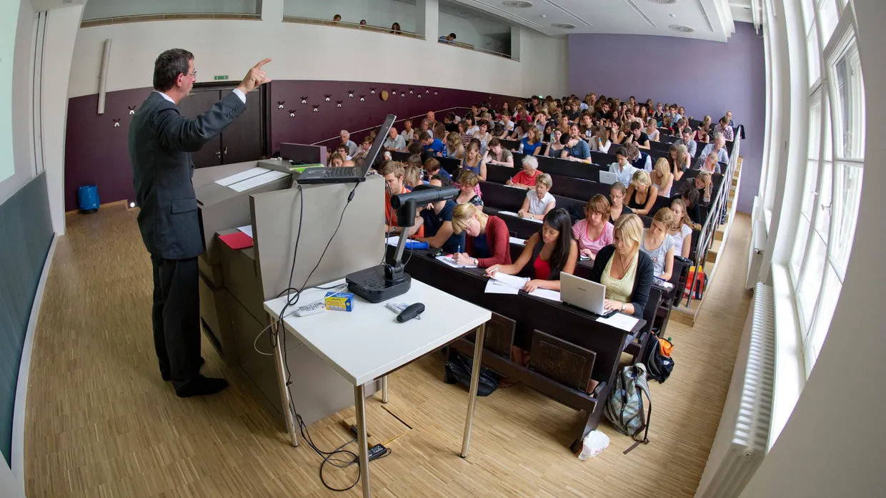 Im bundesweiten Durchschnitt kommen auf einen Professor 60 Studenten.