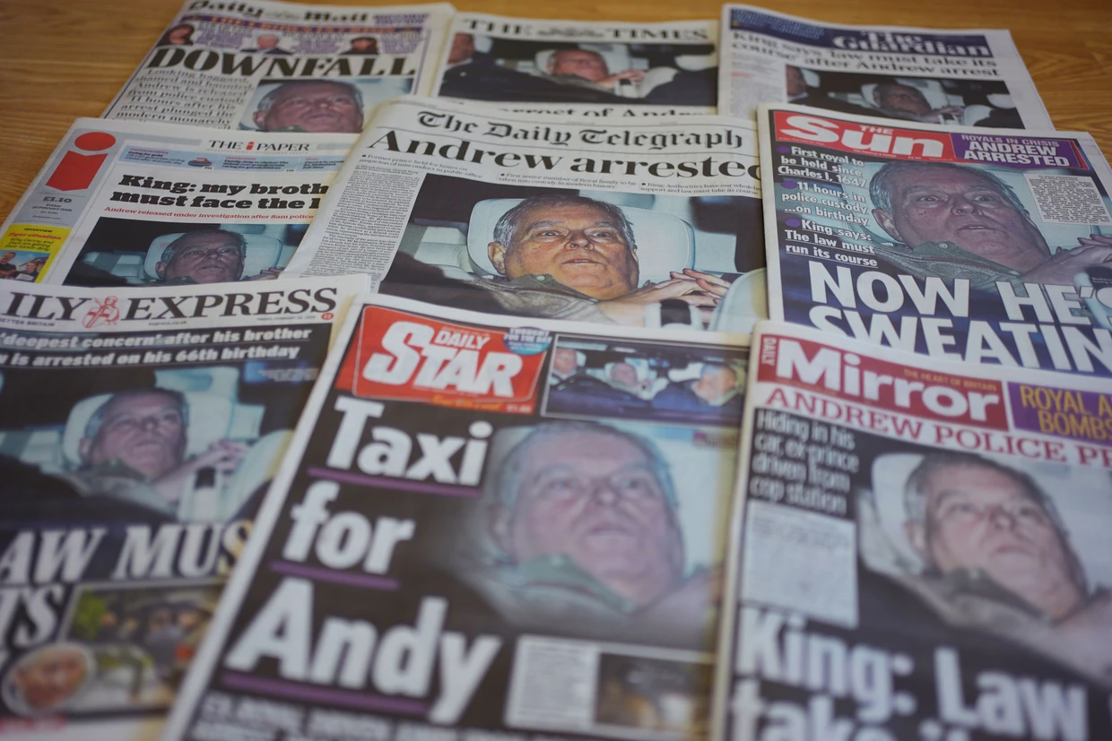 Das Bild des sich zu verstecken suchenden Andrew Mountbatten-Windsor ziert am Morgen nach der vorübergehenden Festnahme des ehemaligen Prinzen die Titelseiten des ganzen Landes