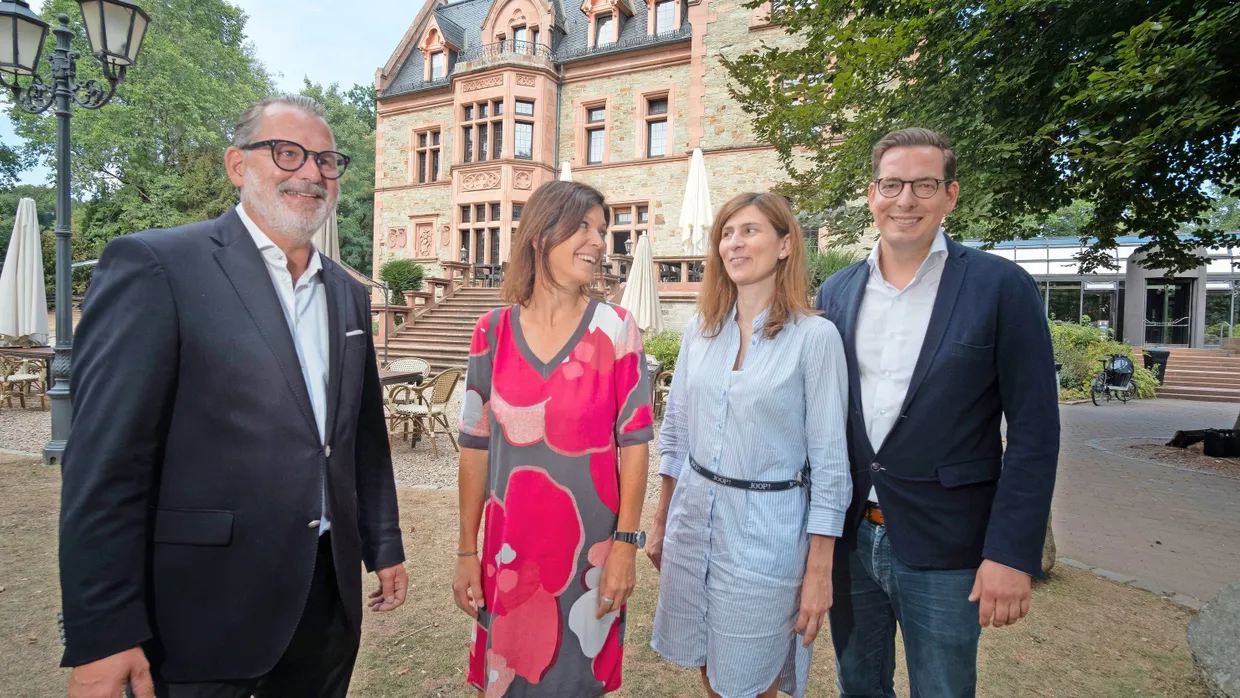 Alte und neue Betreiber des Rettershof: Hans-Jürgen Laumeister und Daniela Schwarz übergeben an Valeska Benner und Dominik Benner (von links)