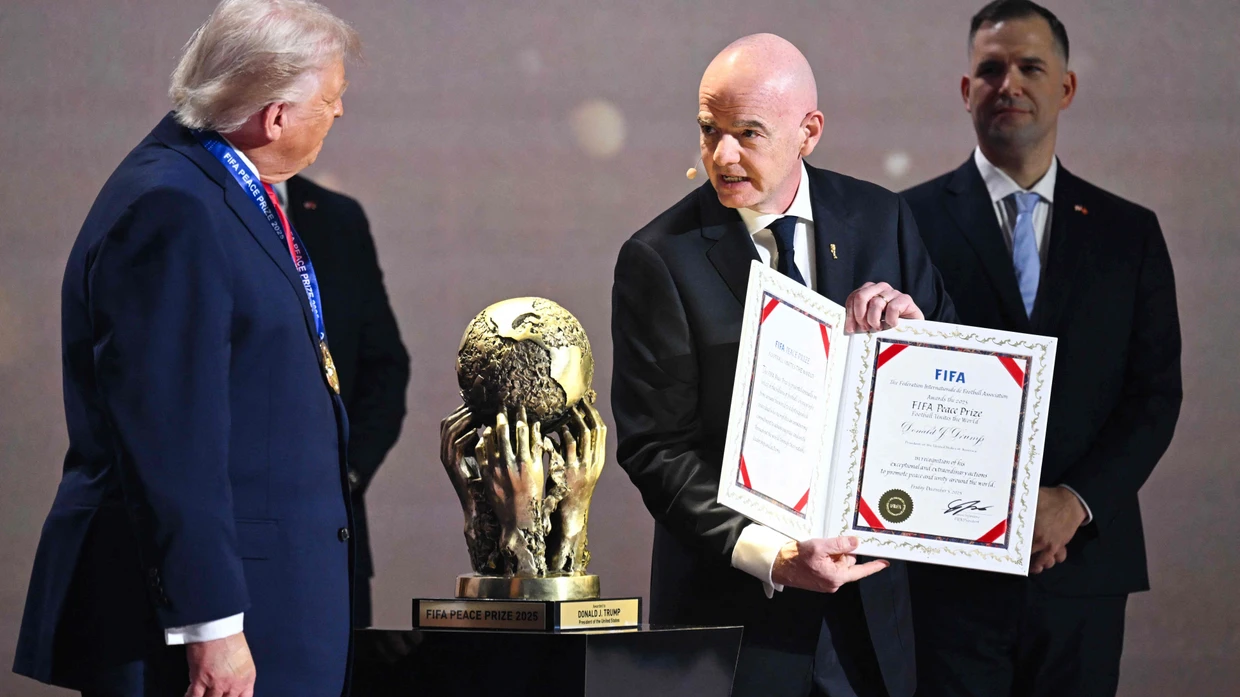 Donald Trump erhält FIFAFriedenspreis von Gianni Infantino FAZ