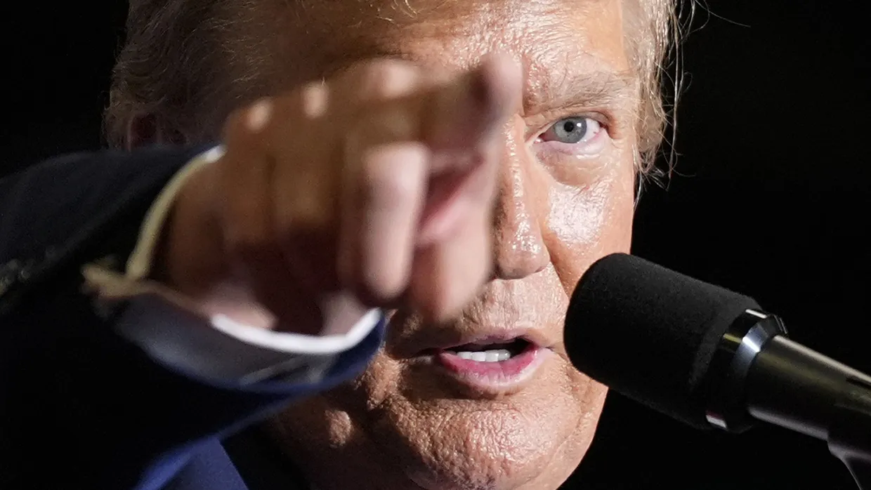 Donald Trump, ehemaliger US-Präsident und Bewerber um die Präsidentschaftskandidatur der Republikaner, spricht während einer Wahlkampfveranstaltung in Greensboro.