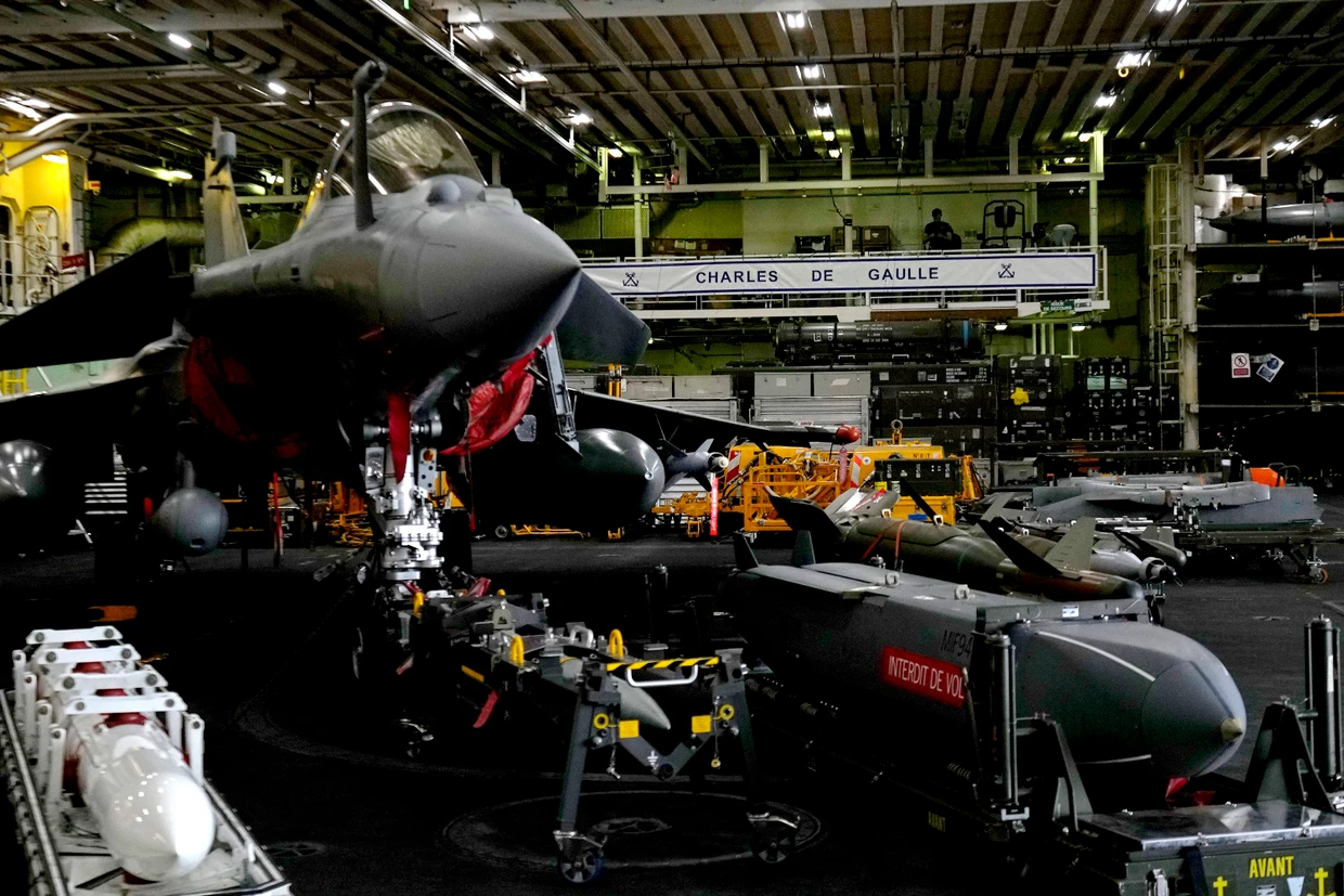 Ein Rafale-Kampfflugzeug und Ausrüstung auf dem französischen Atomflugzeugträger Charles de Gaulle.