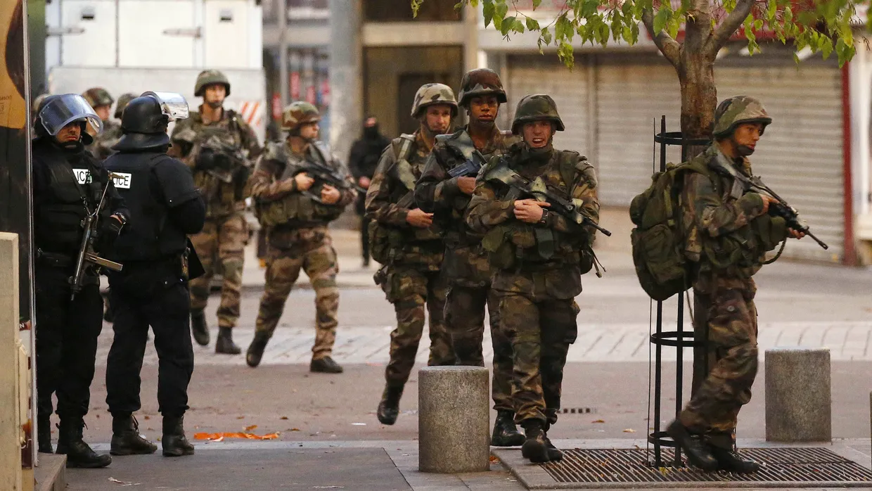 Soldaten am Dienstag im Pariser Vorort Saint-Denis.