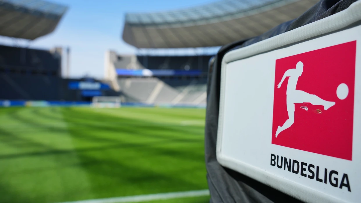Der Vorhang auf: Die Fußball-Bundesliga wird die Arenen wieder füllen und trotz mancher Gewissheit das Publikum doch in Erstaunen versetzen.