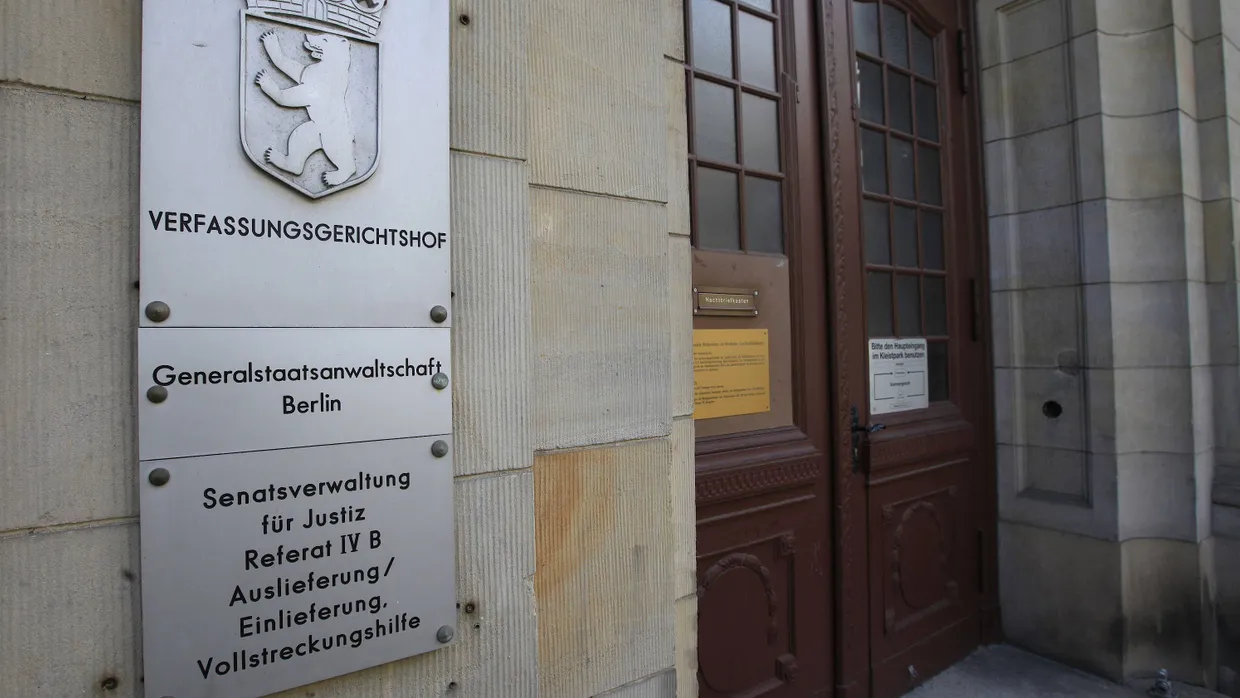Ein Schild vor den Eingang der Generalstaatsanwaltschaft in Berlin weist auf den Sitz der Justizbehörde hin.