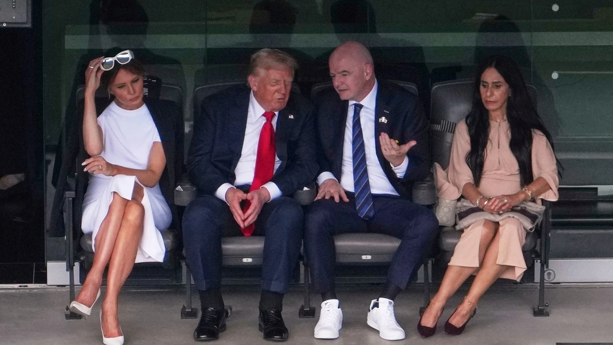 Fußball-Fans der ersten Reihe: Melania Trump (links nach rechts), US-Präsident Donald Trump, FIFA-Präsident Gianni Infantino und seine Frau Leena Al Ashqar