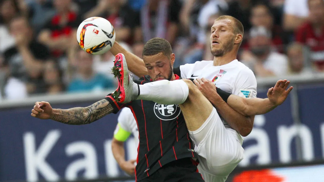 Immer einen Schritt voraus: Augsburgs Klavan (hinten) ist vor dem Frankfurter Castaignos am Ball