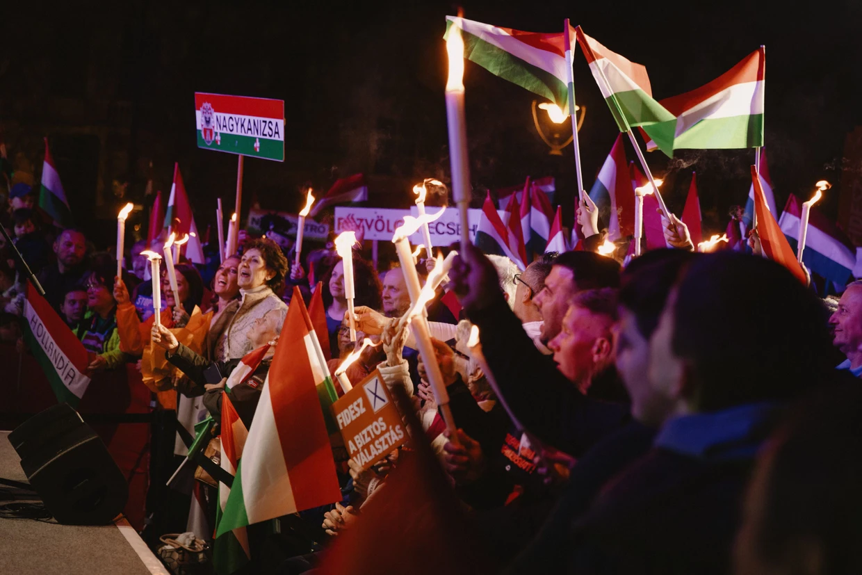 Orbáns Anhänger schnwenken in Nagykanizsa Ungarn-Fahnen