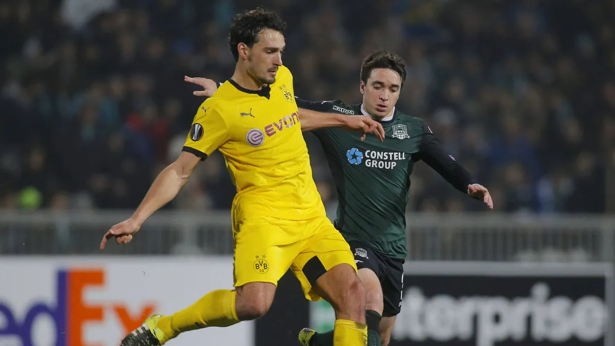 Hummels kämpft um den Ball.