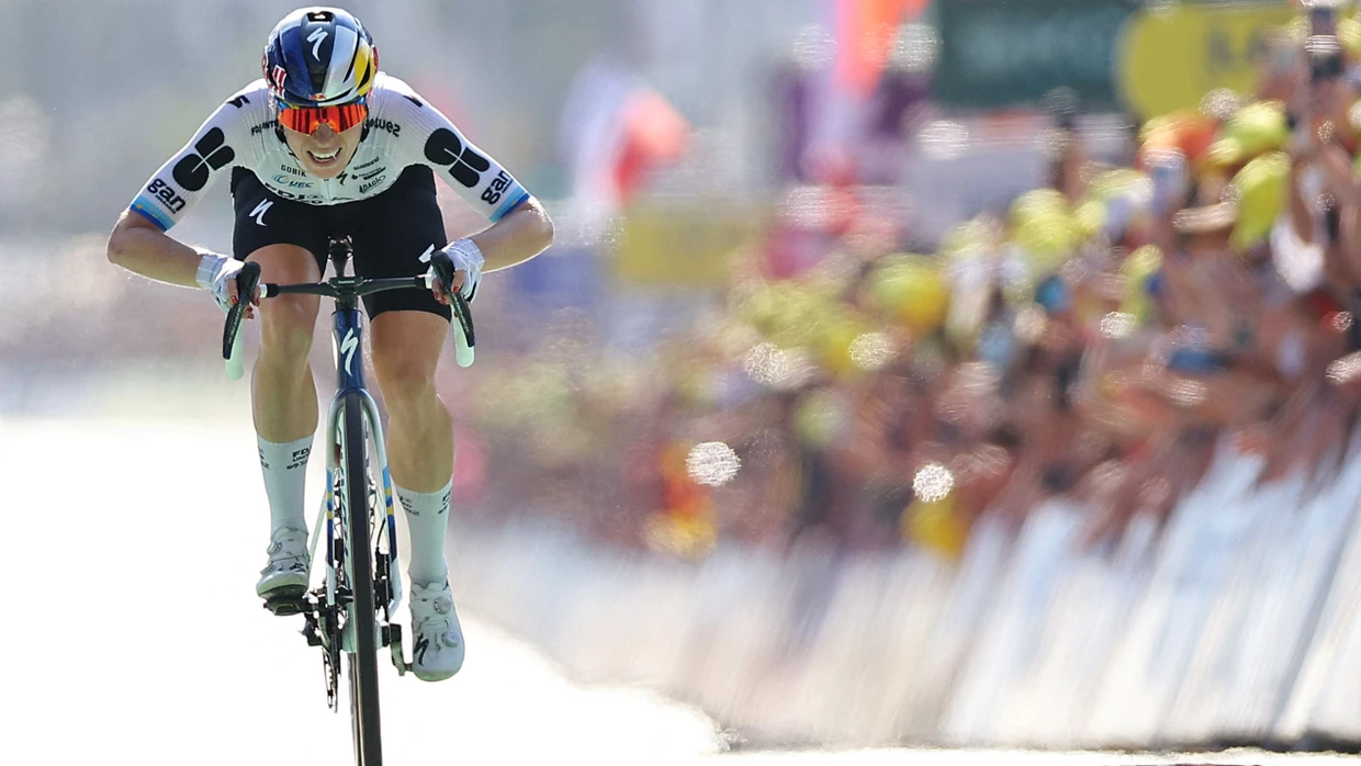 Demi Vollering vom Team FDJ-Suez sprintet auf der achten Etappe der Tour de France Femmes von Sisteron nach Nizza zum Sieg.