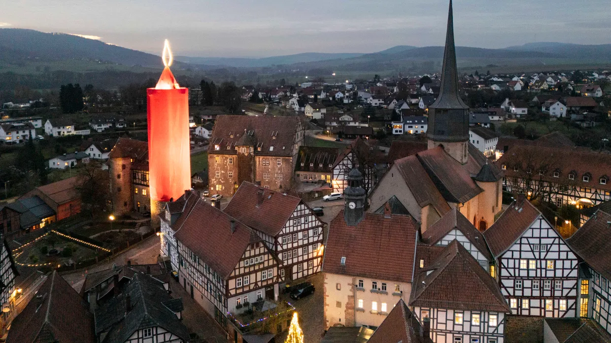 Himmelwärts: In Schlitz leuchtet die größe Kerze der Welt
