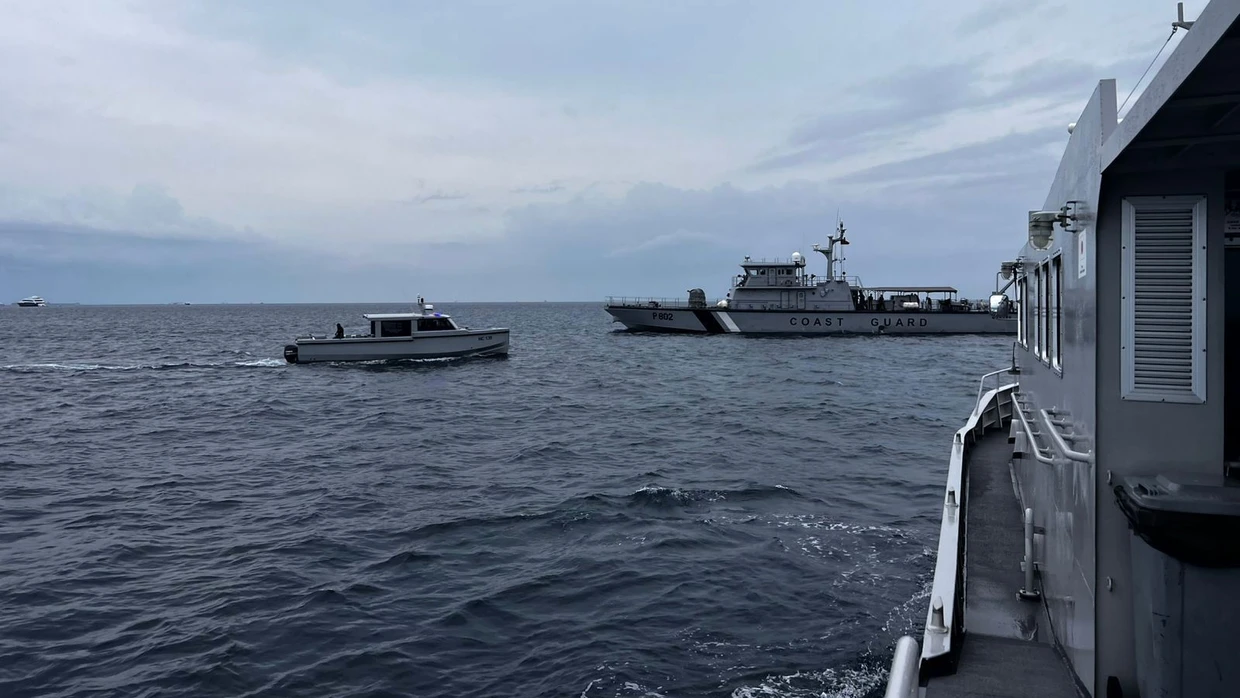 Ein Boot der Küstenwache und andere Schiffe, die bei der Suche nach vermissten italienischen Tauchern in der Nähe der Insel Alimathaa im Vaavu-Atoll auf den Malediven eingesetzt worden sind.