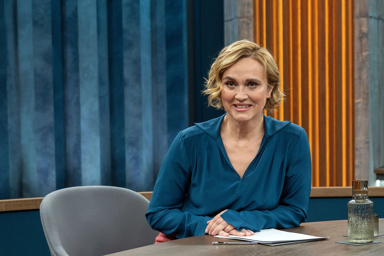 Das Beste kommt zum Anfang: Caren Miosga in Erwartung ihres ersten Gastes, in diesem Fall Friedrich Merz