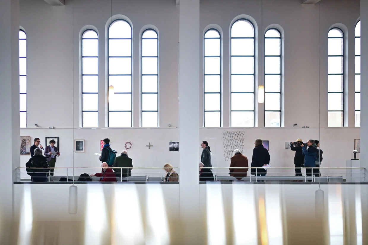 Glauben, der Beweise für seine Wirkung präsentieren muss, nennen wir besser Esoterik: Blick auf die Empore der St. Matthäus Kirche
