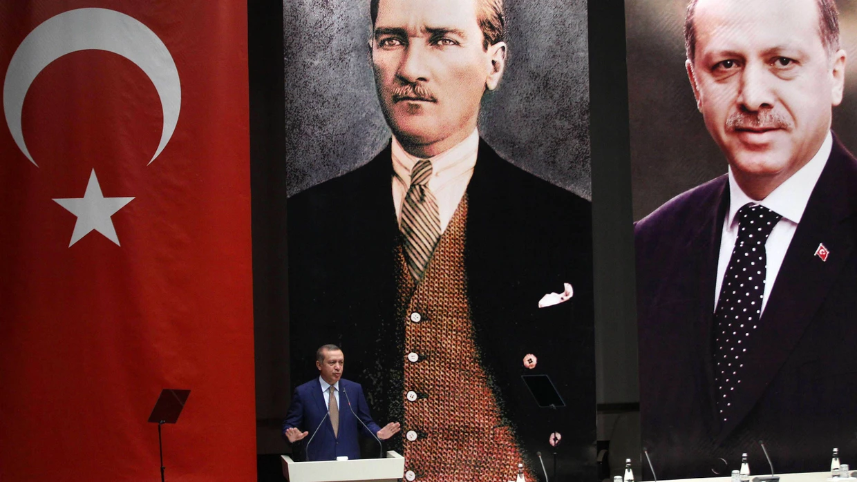 Erdogan, der von seinen Anhängern als „großer Meister“ verehrt wird, spricht am Freitag vor Anhängern in Ankara mit Rückendeckung durch sich selbst und Atatürk.