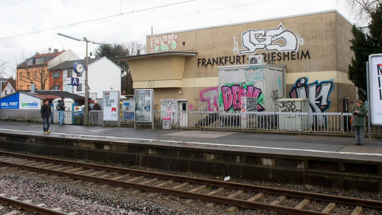 Trostlos und heruntergekommen: der Bahnhof in Griesheim