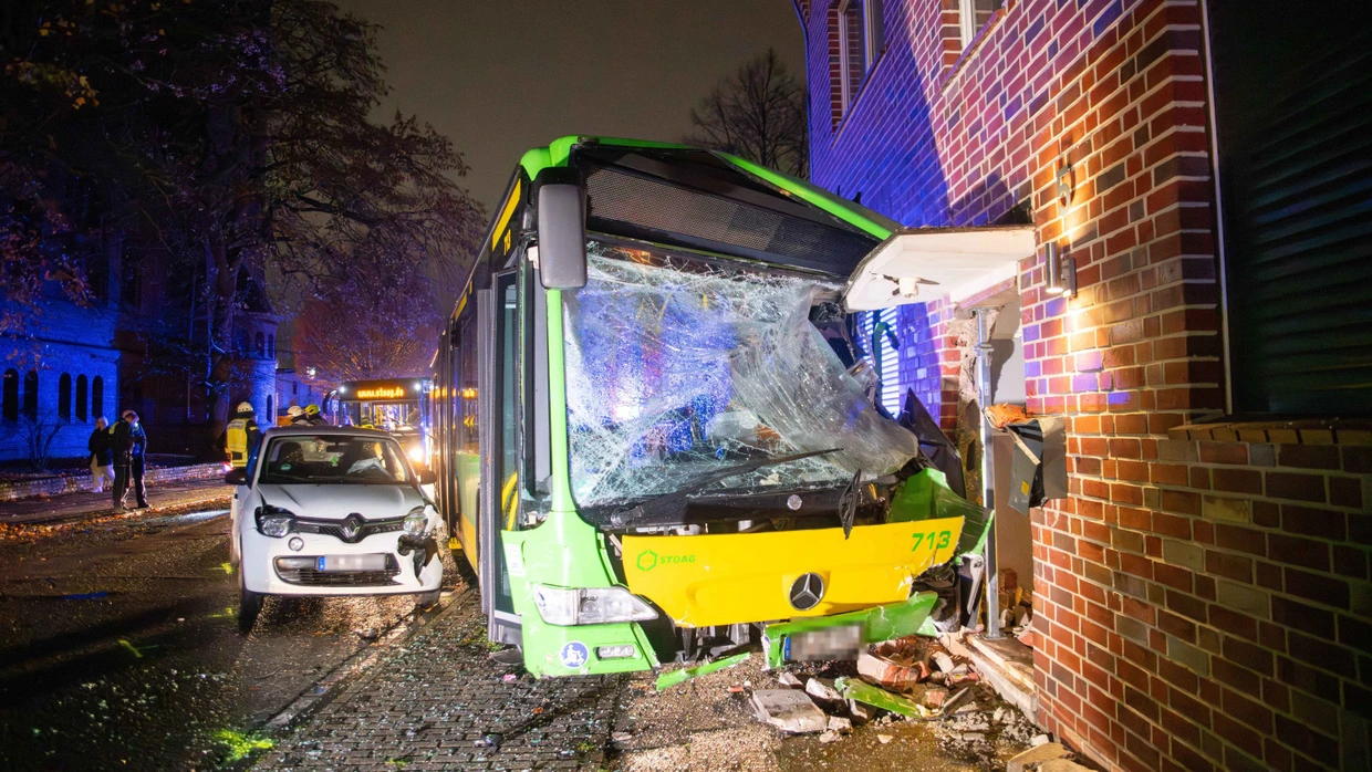 Nach Zusammenstößen mit drei Autos: Ein Linienbus fährt gegen eine Hauswand im nordrhein-westfälischen Oberhausen.