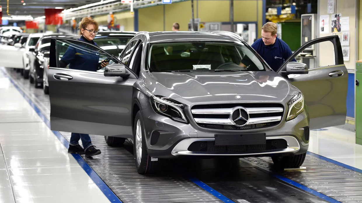 Daimler-Aktien geraten zum Wochenschluss unter Druck.