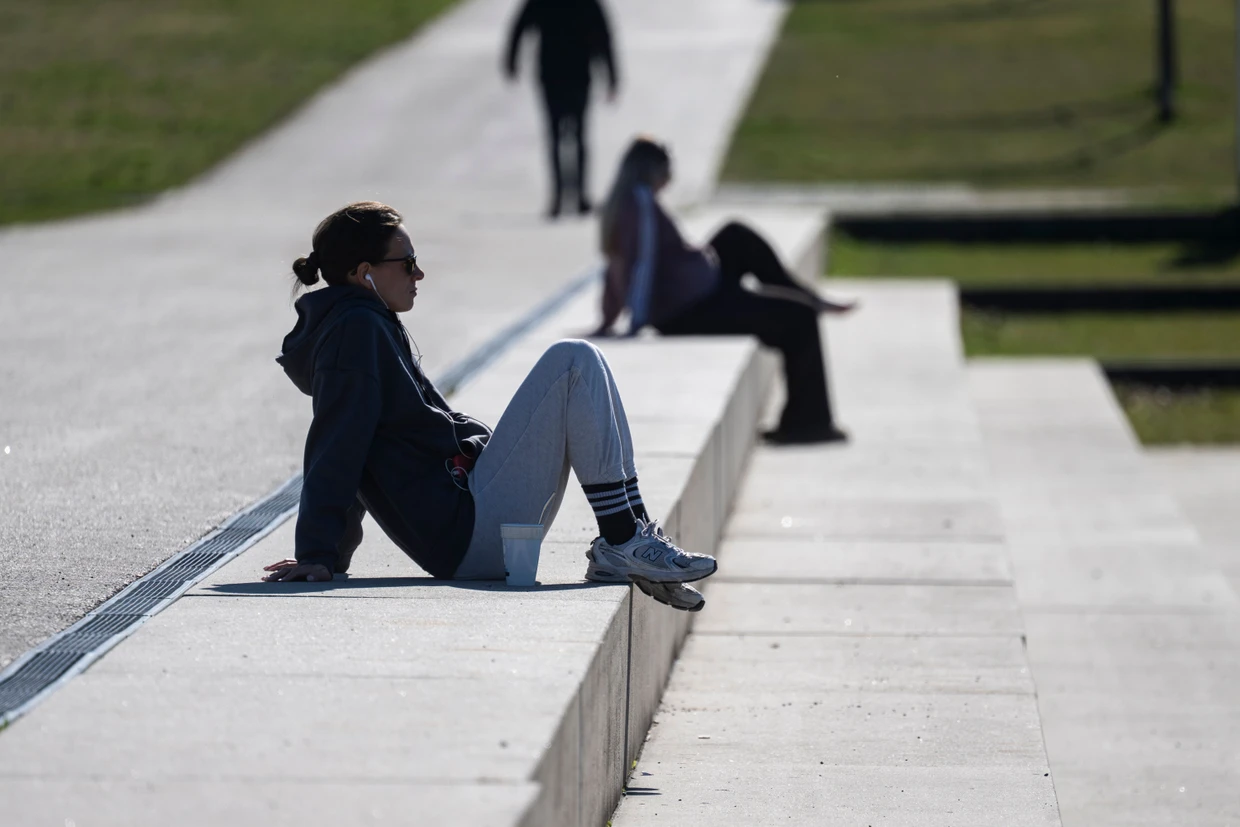 Eine Frau sonnt sich in Böblingen.