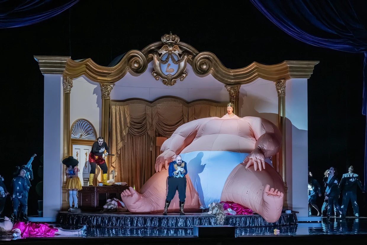  Geotg Nigl (rechts) als König-Präsident, davor seine Ja-Sager Mickey (Andrew Watts, links) und Tuckey (eric Jurens, Mitte)