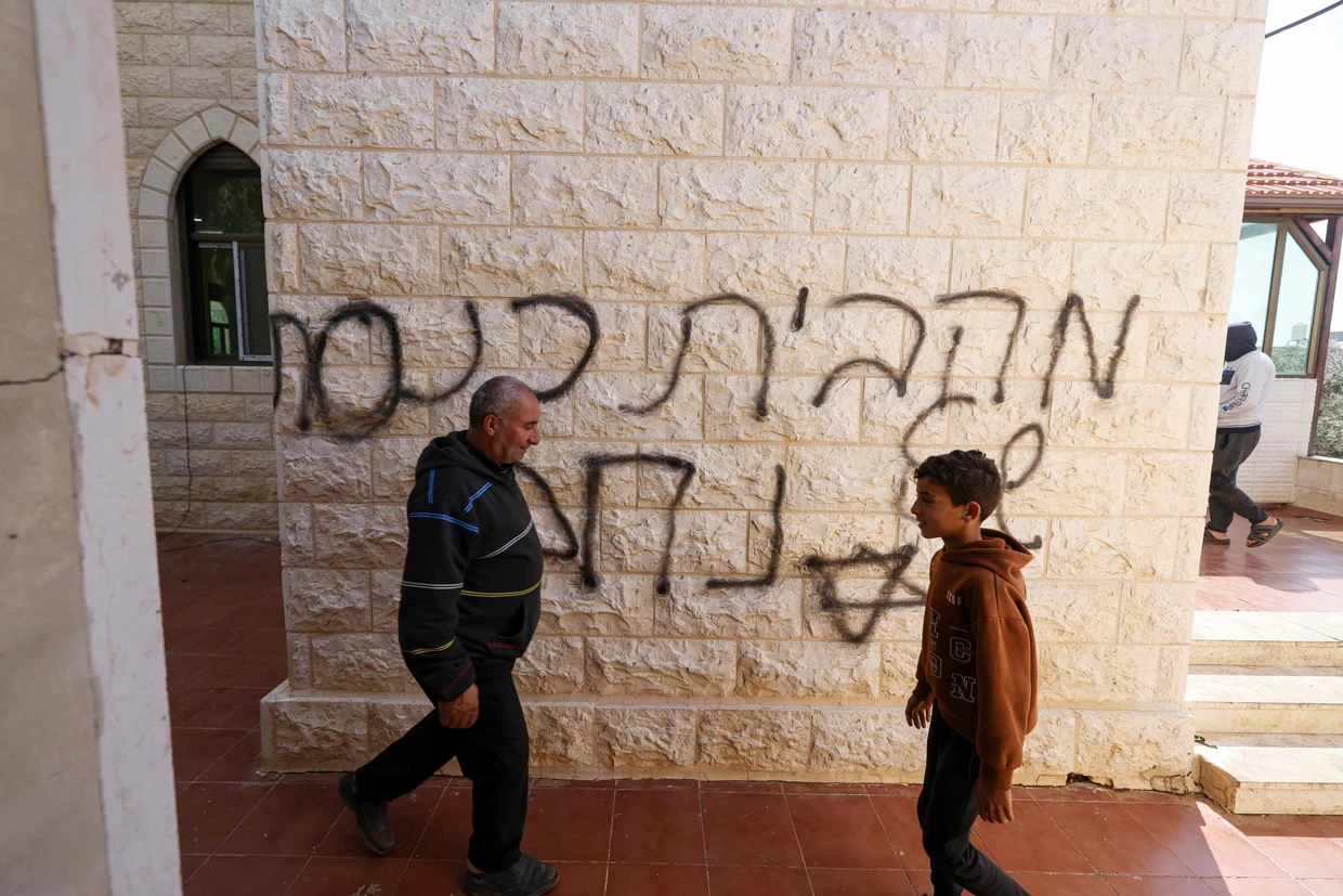 An der Wand der Moschee haben die Siedler ein Graffito hinterlassen.