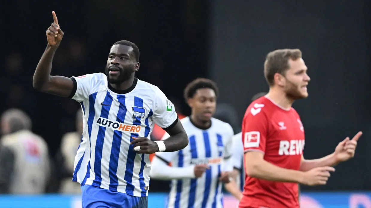 Fingerzeig: Herthas Wilfried Kanga (links) jubelt über seinen Treffer zum 1:0.